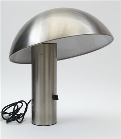 UNA LAMPADA DA TAVOLO, anni "70Ottone nichelato spazzolato. Altezza cm 47.