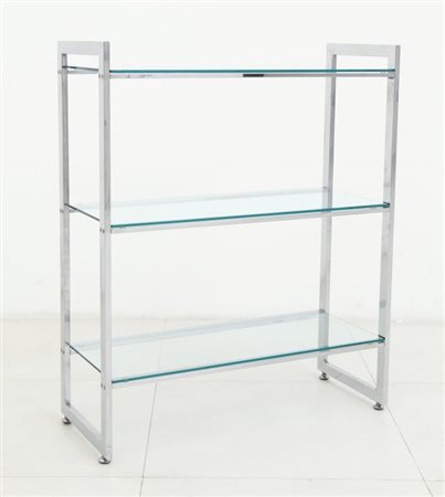 UNO SCAFFALE, anni 70. Acciaio cromato, cristallo, Cm 93 (h) x 76 x 30.