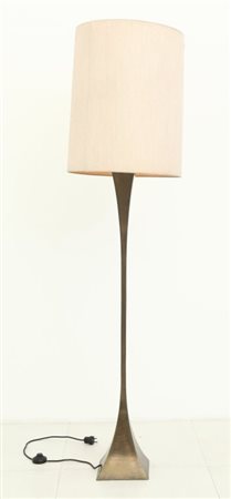 A. MONTAGNA GRILLO, A. TONELLOUna lampada da terra "Piramide" per HIGH...