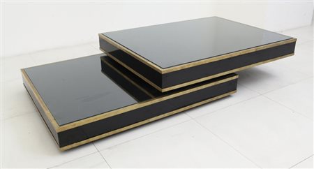 UN TAVOLINO A DUE CORPI SCORREVOLI, anni "70. Ottone, laminato. Cm 33 (h) x...