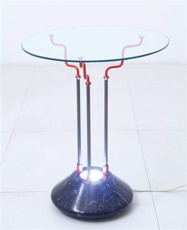UN TAVOLINO CON LUCE INCORPORATA, anni "80. Marmo, acciaio smaltato,...