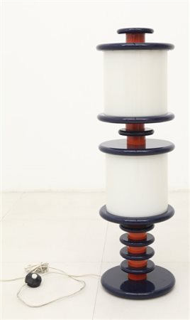 UNA LAMPADA DA TERRA, anni "80. Legno laccato, perspex. Altezza cm 100.