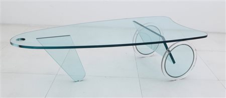 ISAO HOSOE Un tavolino, produzione TONELLI, 1989. Cristallo sagomato molato,...