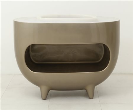 KARIM RASHID Un banco-espositore per lo showroom FUN FACTORY di Berlino,...