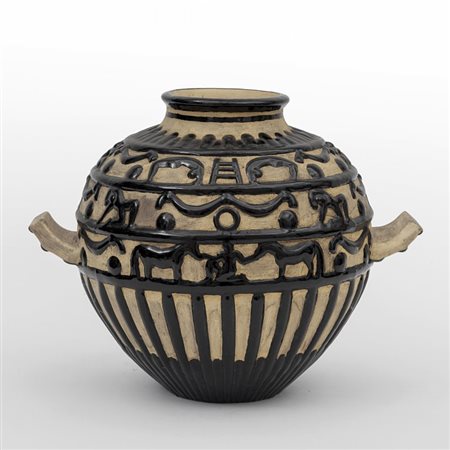 GIO PONTI Un vaso in maiolica con decoro a rilievi per RICHARD-GINORI,...