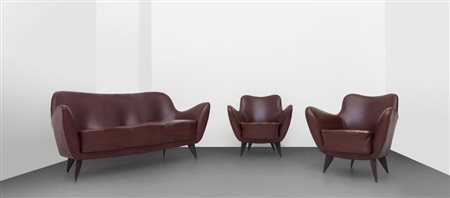 UN TAVOLINO, anni '40. Legno impiallacciato in macassar, cristallo colorato...