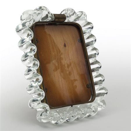 VENINI Un portaritratti, circa 1941. Cristallo ondulato, ottone. Cm 24 x 20....