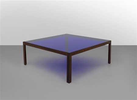 UN TAVOLINO, anni '60. Legno di palissandro, cristallo colorato. Cm 35 (h) x...