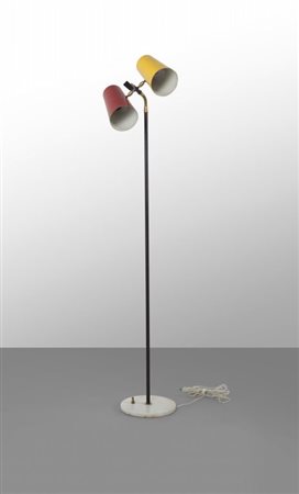 UNA LAMPADA DA TERRA, anni '50. Marmo, ottone, tubo di ferro verniciato,...