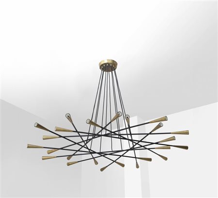 UN GRANDE LAMPADARIO, anni '50. Ottone lucido e verniciato, sospensione a...