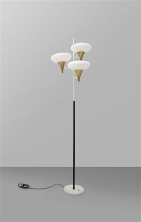 UNA LAMPADA DA TERRA, anni '50. Marmo, tubo di ferro verniciato, ottone...