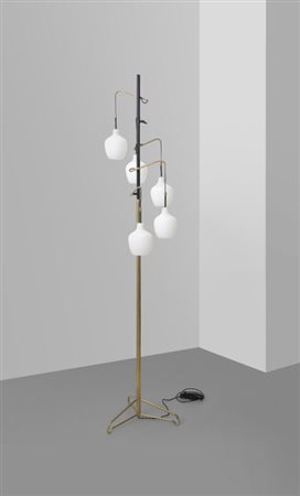 UNA LAMPADA DA TERRA, anni '60. Ottone, ferro verniciato, vetro opalino...