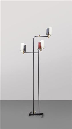 UNA LAMPADA DA TERRA, anni '60. Ferro verniciato, ottone, lamierino traforato...