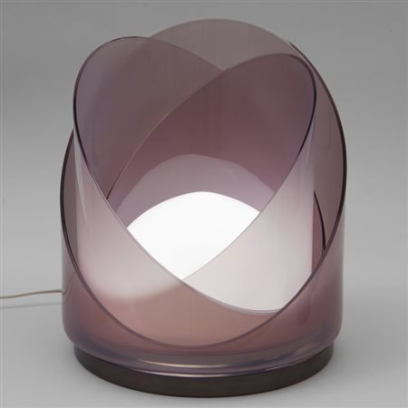 MAZZEGA Una lampada da tavolo, anni '70. Metallo verniciato, vetro soffiato....