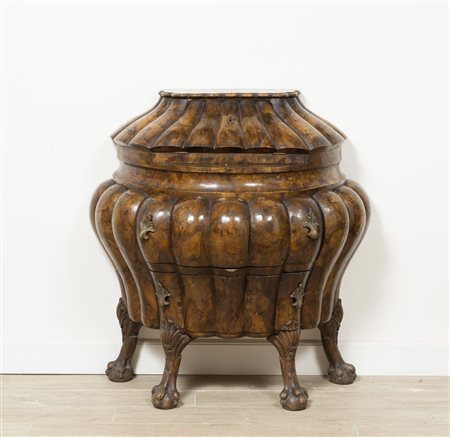 COMO' RIBALTINA FINE XIX SECOLO IN STILE SETTECENTESCO Placcato in radica di...