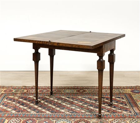 TAVOLO DA GIOCO Placcato in noce con piano a librettoÂ con intarsi di carta...