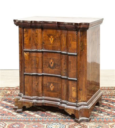 PICCOLO COMO' ROMA XVIII SECOLO Placcato in noce con leggeri intarsi...