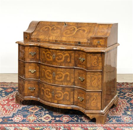 RIBALTA AUSTRIACA FINE SETTECENTO Placcata in radica di ulivo e noce parte...