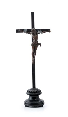 CROCIFISSO DEL XVIII SECOLO In legno di frutto con croce e base in legno...