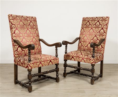 COPPIA SEGGIOLONI FINE XVIII SECOLO In noce con struttura a rocchetto...