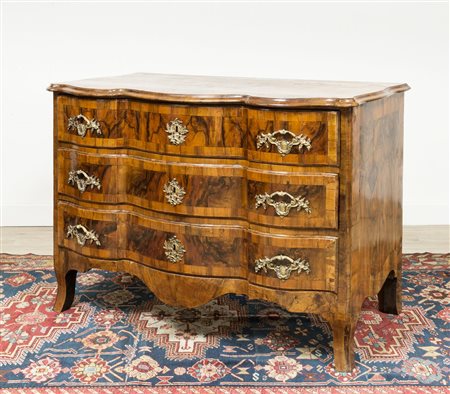 COMO' ITALIA CENTRALE' XVIII SECOLO Placcato in radica di noce e noce...