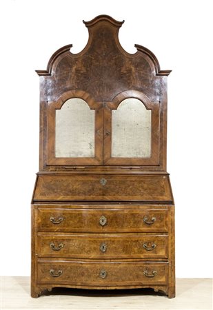 TRUMEAU ROMANO DA PALAZZO INIZI XVIII SECOLO a due corpi lastronato in noce e...