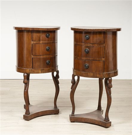 COPPIA COMODINI TOSCANI INIZI XIX SECOLO Placcati in legno di frutto, fusto...