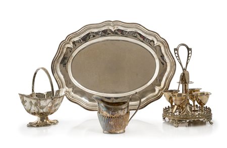 LOTTO In metallo argentato compendente Vassoio, cestello, quattro portauovo e...