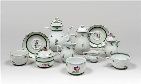 DUE SERVIZI DA THE PORCELLANA HEREND Non completi. Il primo comprende teiera...