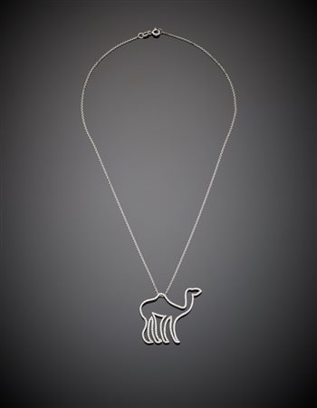 Catenina con ciondolo in oro bianco a guisa di dromedario, con piccoli...