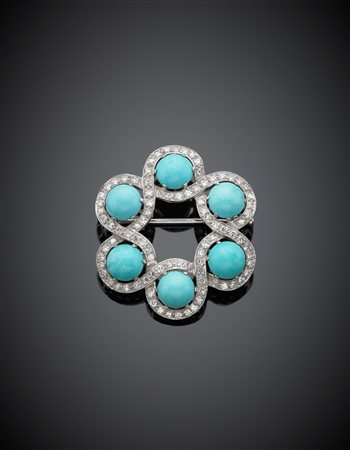 Spilla in oro bianco con diamanti rotondi a contornare sei cabochon rotondi...