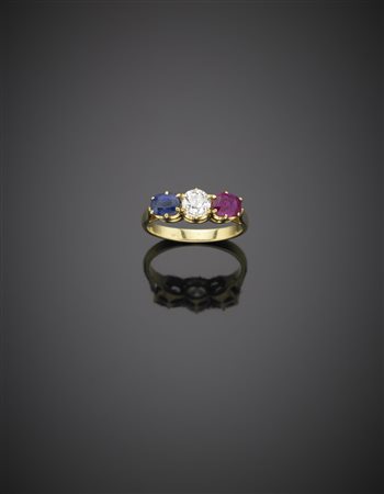 Anello in oro giallo, con al centro un diamante rotondo taglio a brillante...