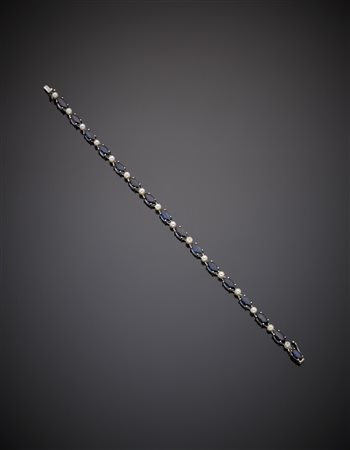 Bracciale in oro bianco con sedici zaffiri a navette, intervallati da perle a...