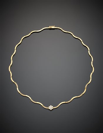 Collier in oro giallo ondeggiante con piccoli diamanti, g.17,10 lungh. cm...