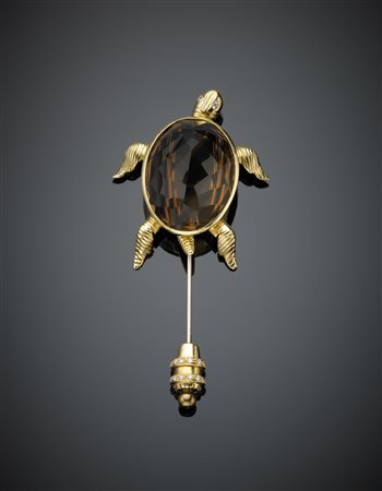 Spilla a guisa di tartaruga in oro giallo con spillone in oro bianco,...