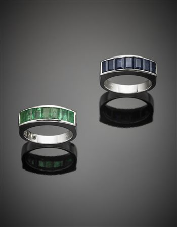 Due fedi in oro bianco, con zaffiri e smeraldi taglio baguette, g.15,20,...