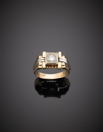 Anello in oro rosso e bianco con al centro un diamante rotondo taglio a...