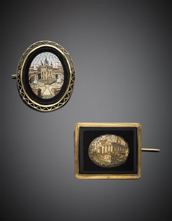 Lotto di due spille in oro giallo con micromosaici rappresentanti monumenti...