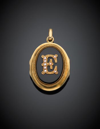Pendente portafotografia in oro giallo e onice al centro una "E" in oro e...