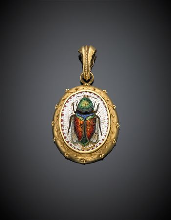 Pendente in oro giallo con micromosaico colorato a base bianca rappresentante...