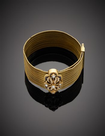Bracciale in oro giallo con chiusura in rilievo, smalti blu e microperle,...