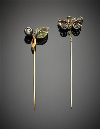 Due spilloni da cravatta in oro giallo e platino con diamanti e smalti a...