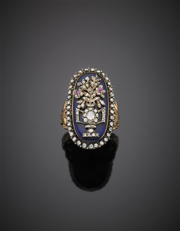 Anello in oro rosso e argento con diamanti irregolari, smalto blu e due...