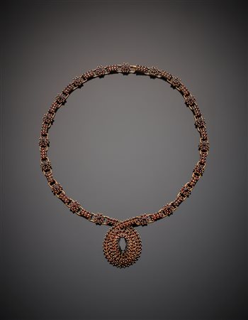 Collier in oro rosso 333/000, con granati rotondi ed uno ovale al centro del...