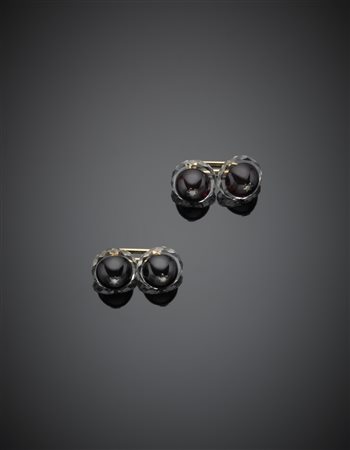 Gemelli in oro giallo, granati cabochon, quarzo ialino sfaccettato a guisa di...