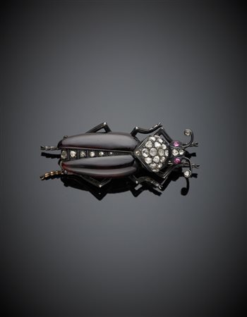 Spilla a guisa di insetto in oro, argento granati e diamanti g. 16,00, cm 5...