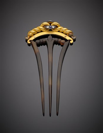 Pettinino rifinito in oro giallo satinato e argento con diamanti e zaffiri...