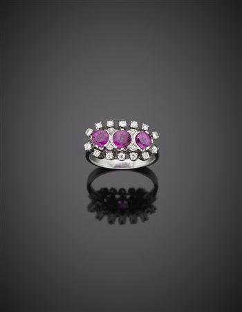 Anello in oro bianco con tre rubini rotondi e diamanti g.6,40 misura 18/58 A...