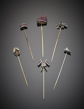 Lotto di sei spilloni da cravatta in oro bianco, giallo e platino con...