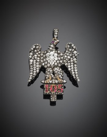 Pendente/spilla inglese in oro giallo e argento con diamanti e rubini...